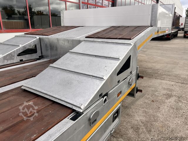 Low loader semitrailer Möslein ST 3  3 Achs Satteltieflader neu