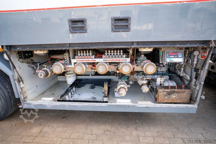 Fuel tanker EKW EKW-ROC32T2D - 32 000 L/5 comp.