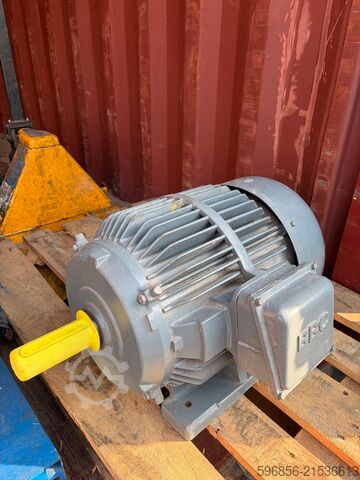 Elektromotor BBC GU180 M4AG 18,5 kW, 1460 U/min, 380/660V, Bauform IM B3 Silnik elektryczny BBC GU180 M4AG 18,5kW 1460rpm 380/660V IM B3 Silnik elektryczny BBC GU180 M4AG 18,5kW 1460rpm 380/660V IM B3