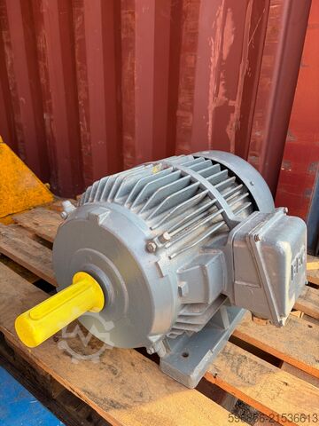 Elektromotor BBC GU180 M4AG 18,5 kW, 1460 U/min, 380/660V, Bauform IM B3 Silnik elektryczny BBC GU180 M4AG 18,5kW 1460rpm 380/660V IM B3 Silnik elektryczny BBC GU180 M4AG 18,5kW 1460rpm 380/660V IM B3