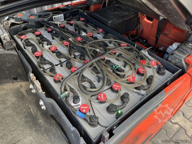 Electric 3-wheel forklift Linde E16C-02