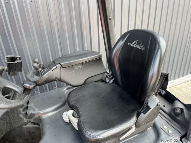 Electric 3-wheel forklift Linde E14-02