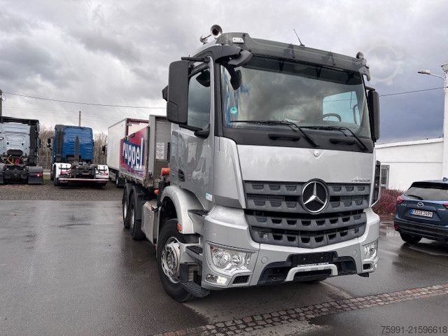 Dreiseitenkipper LKW MERCEDES-BENZ Arocs 4   6x4 Dreiseitenkipper mit Ladekran