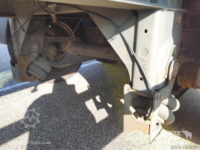 Box semitrailer Fruehauf Semitrailer Dryfreight Standard Porte relevante