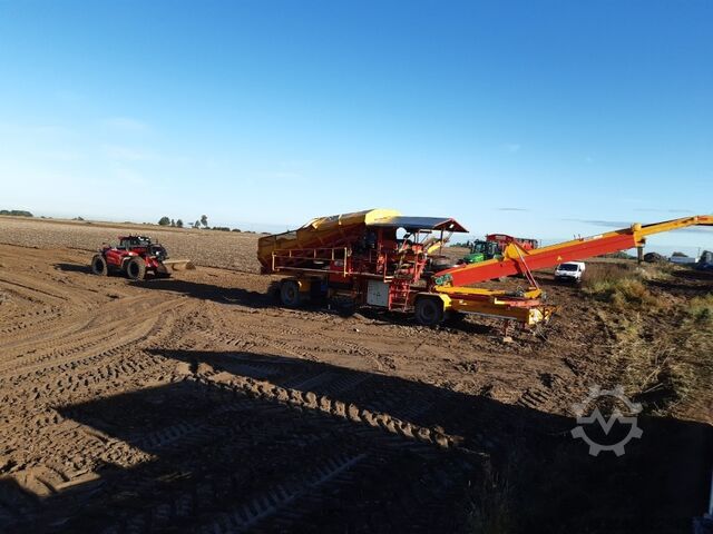 Spinnekop Combine receiving hopper with cleaner ,inspection conveyor and elevator SPINNEKOP Combine