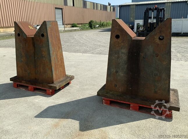 Cast iron V supports Supports en V en fonte 