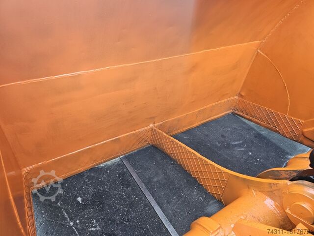 Material handler JB clamshell 5500 liter fuchs liebherr sennebogen mantsinnen