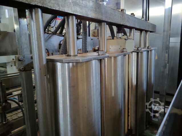 Bottle and jerrycan packaging line J. ESQUERDA LL-H/10.000/BS