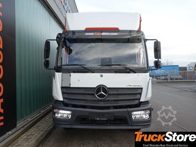 Flatbed truck with tarp Atego 1530 L
