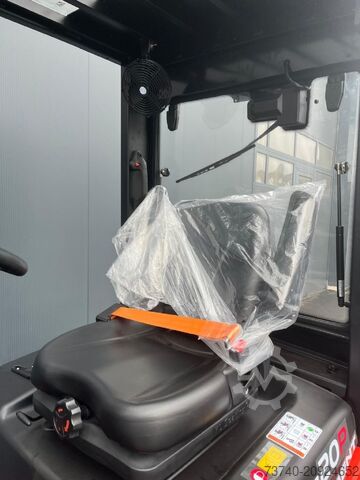 Electric 4-wheel forklift EP EFL203P