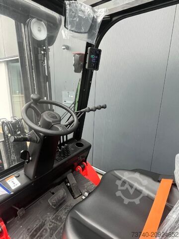 Electric 4-wheel forklift EP EFL203P