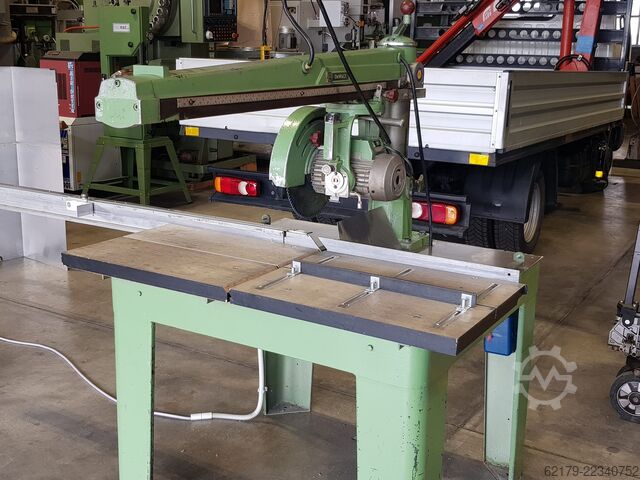 Plattenaufteilsäge DeWalt Radialarmkreissäge 300 mm Sägeblatt / 900 mm