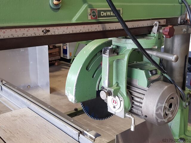 Plattenaufteilsäge DeWalt Radialarmkreissäge 300 mm Sägeblatt / 900 mm