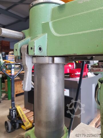 Plattenaufteilsäge DeWalt Radialarmkreissäge 300 mm Sägeblatt / 900 mm