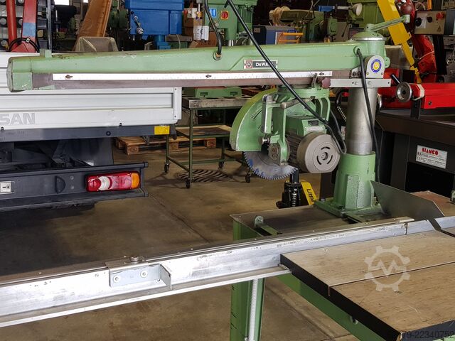 Plattenaufteilsäge DeWalt Radialarmkreissäge 300 mm Sägeblatt / 900 mm