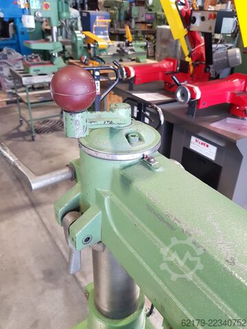 Plattenaufteilsäge DeWalt Radialarmkreissäge 300 mm Sägeblatt / 900 mm