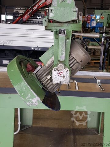 Plattenaufteilsäge DeWalt Radialarmkreissäge 300 mm Sägeblatt / 900 mm