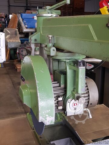 Plattenaufteilsäge DeWalt Radialarmkreissäge 300 mm Sägeblatt / 900 mm