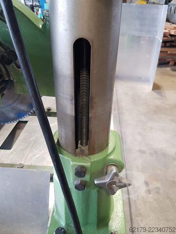 Plattenaufteilsäge DeWalt Radialarmkreissäge 300 mm Sägeblatt / 900 mm