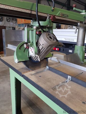 Plattenaufteilsäge DeWalt Radialarmkreissäge 300 mm Sägeblatt / 900 mm