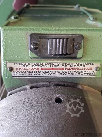 Plattenaufteilsäge DeWalt Radialarmkreissäge 300 mm Sägeblatt / 900 mm