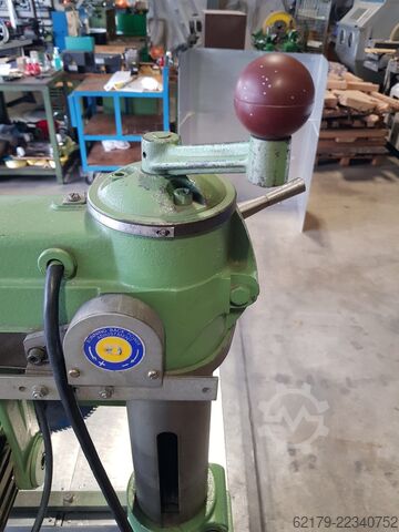 Plattenaufteilsäge DeWalt Radialarmkreissäge 300 mm Sägeblatt / 900 mm