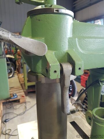 Plattenaufteilsäge DeWalt Radialarmkreissäge 300 mm Sägeblatt / 900 mm