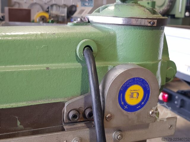 Plattenaufteilsäge DeWalt Radialarmkreissäge 300 mm Sägeblatt / 900 mm