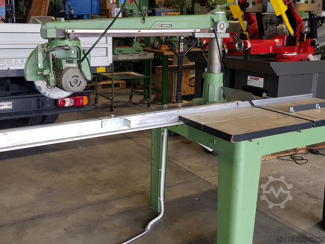 Plattenaufteilsäge DeWalt Radialarmkreissäge 300 mm Sägeblatt / 900 mm