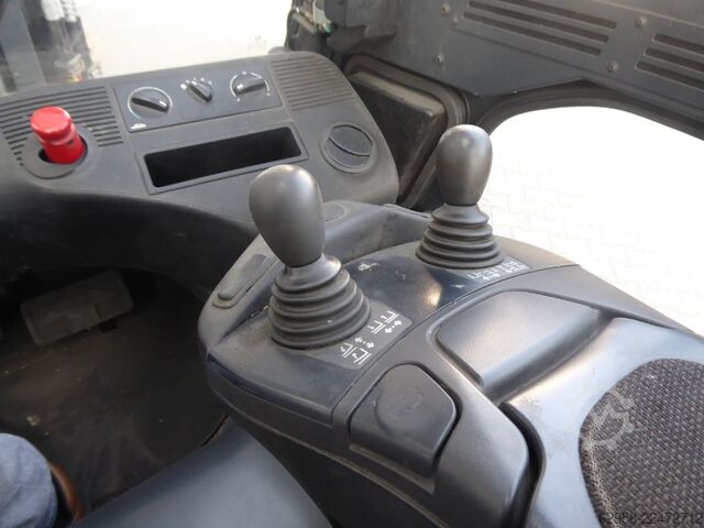 Electric 4-wheel forklift Linde E50HL-01