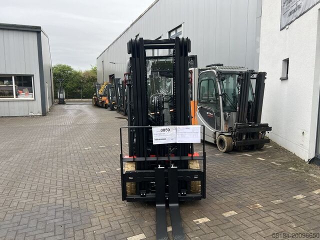 Electric 4-wheel forklift EP EFL201