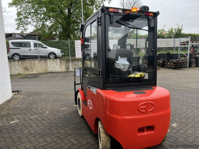 Electric 4-wheel forklift EP EFL201