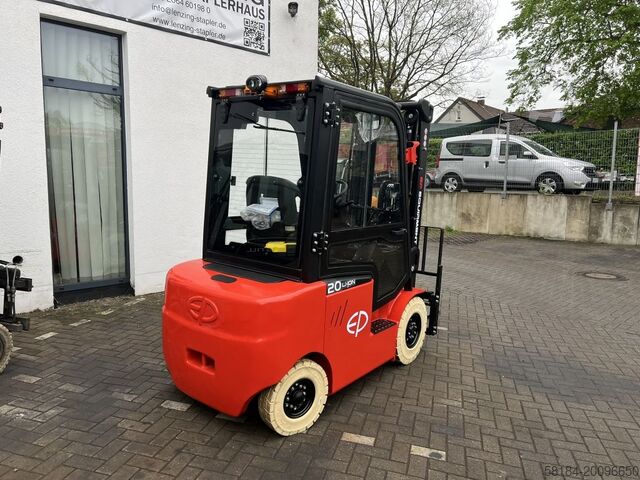 Electric 4-wheel forklift EP EFL201