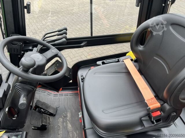 Electric 4-wheel forklift EP EFL201
