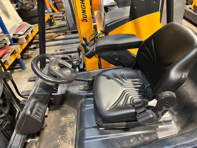 Electric 4-wheel forklift Linde E25