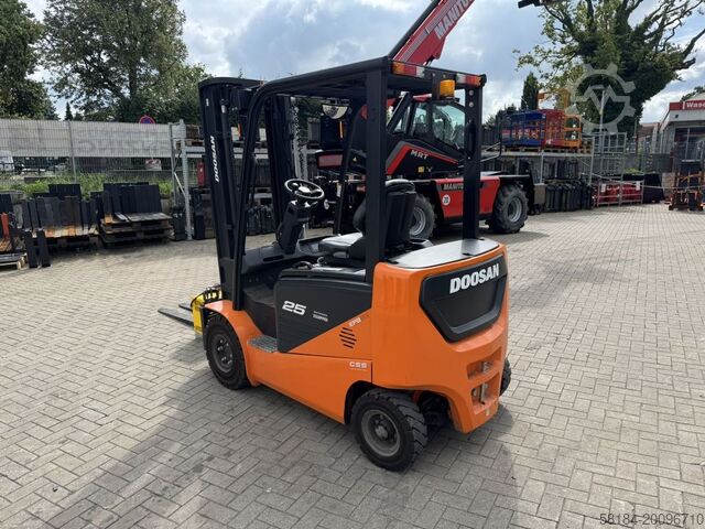 Electric 4-wheel forklift Doosan B25NS