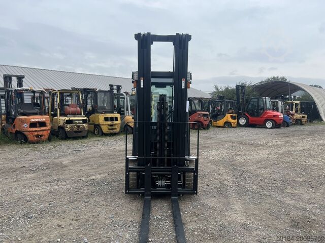 Electric 4-wheel forklift Bobcat B25NS