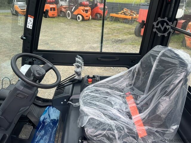 Electric 4-wheel forklift Bobcat B25NS