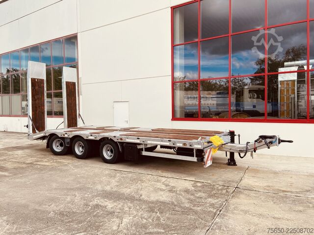 Low loader trailer Möslein TT 31  31 t GG Tridem- Tieflader 3 Achs, gelenktNeufahrzeug