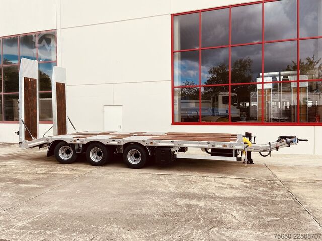 Low loader trailer Möslein TT 31  31 t GG Tridem- Tieflader 3 Achs, gelenktNeufahrzeug