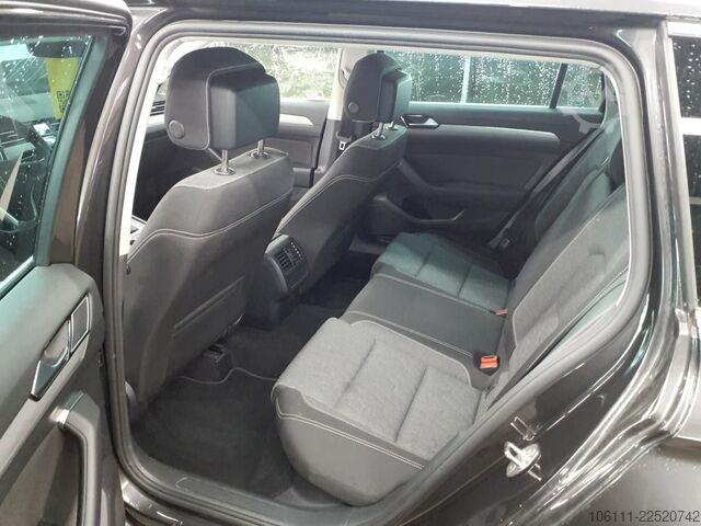 Kleinbus VW Passat Variant Business ACC