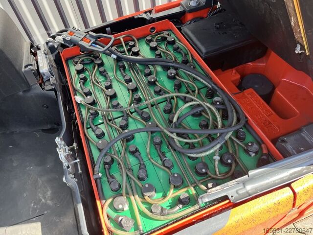 Electric 3-wheel forklift Linde E14-02