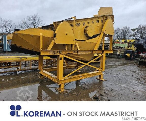 SBM Austria Siebmaschine mit Austragsband SBM Austria Screening machine with discharge conveyor