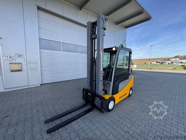 Electric - 4 wheels Jungheinrich EFG320 + Ladegerät 3753--EK