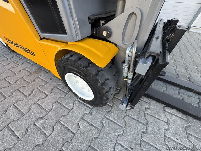 Electric - 4 wheels Jungheinrich EFG320 + Ladegerät 3753--EK