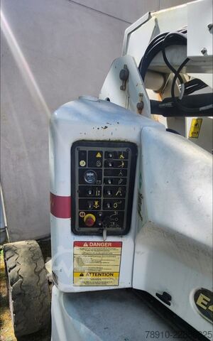 Arbeitsbühne mit Gelenkarm JLG E450AJ