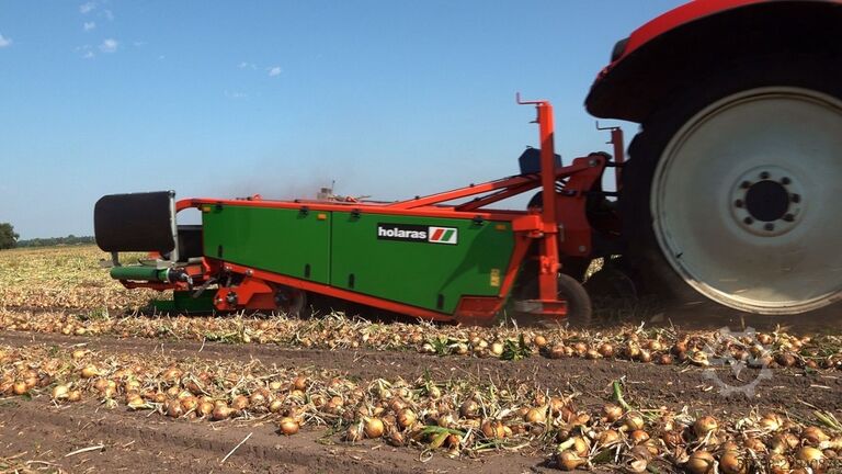 Holaras UR 135-DB onion harvester with cross-conveyor belts HOLARAS UR-135-DB