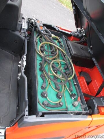 Electric 3-wheel forklift Linde E12-02