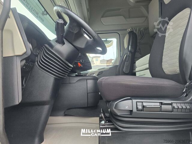 Standard road tractor Ford Ford Fmax 500 anno 2023 km118000 con Adr