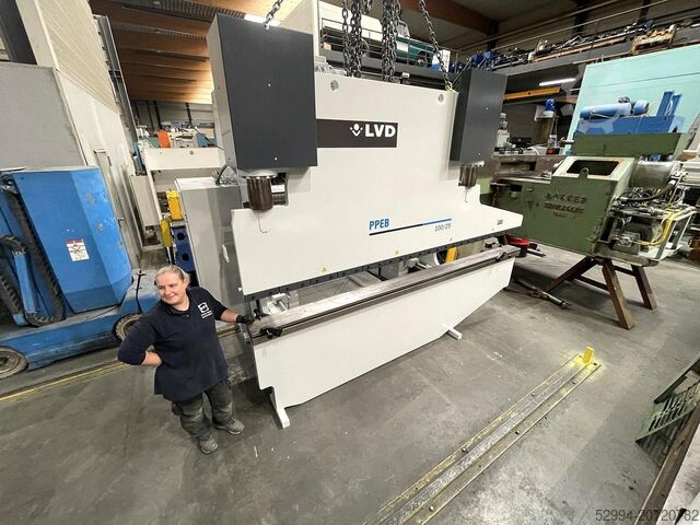 Hydraulische Abkantpressen LVD PPEB 100 ton x 2500 mm + 1000 mm CNC